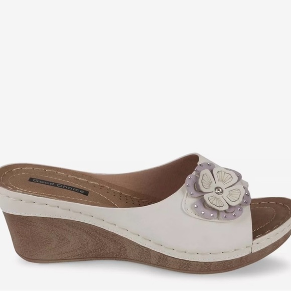 NWT GC Shoes
Women's Naples Flower Wedge Sandals - Picture 2 of 10